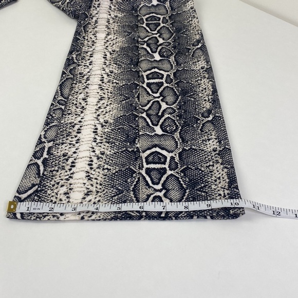 Snake Print Reptile Flared Pull-on Pants Suzy Shier Womens Size Small - Picture 8 of 8